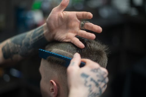 Comment couper vos propres cheveux pour les hommes en 7 étapes faciles