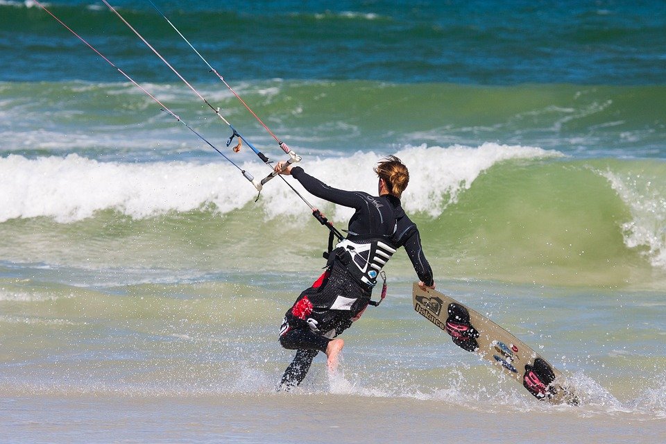 Débuter en kitesurf : suivre un stage pour progresser rapidement